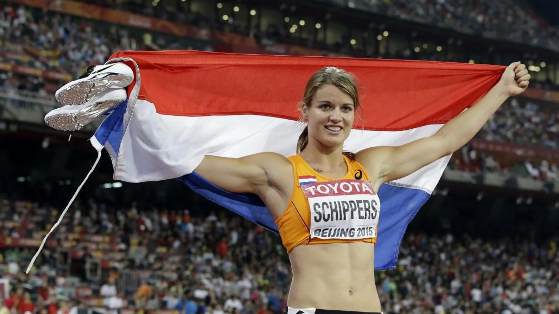 Dafne Schippers celebra su victoria en los 200 metros