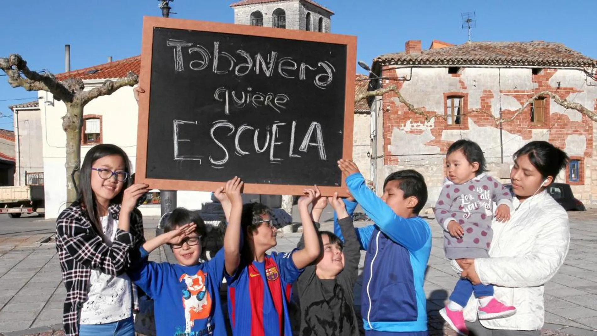 Padres y niños de la localidad palentina de Tabanera de Cerrato piden la vuelta de la escuela a este municipio