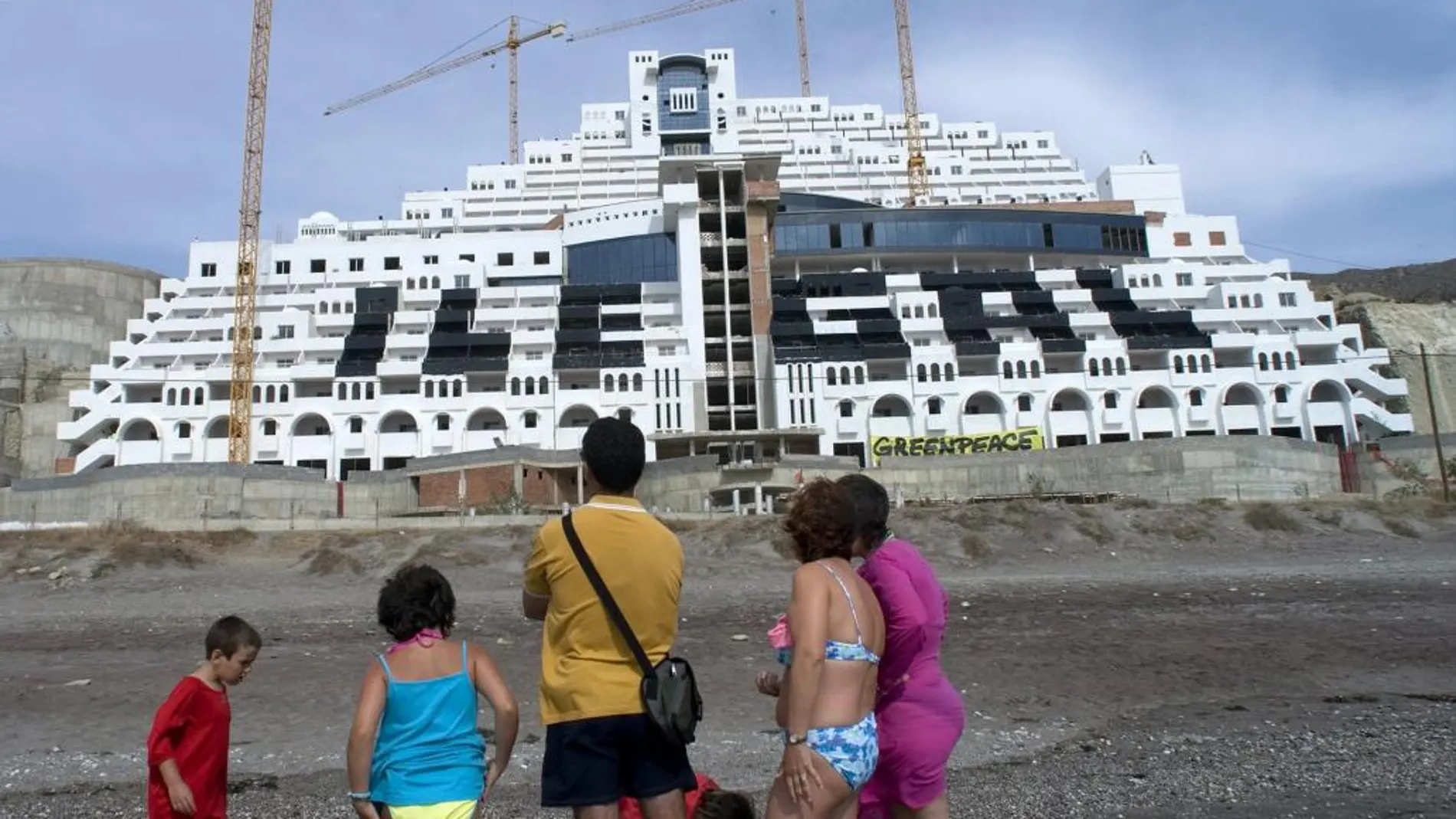 Una familia observa el hotel levantado en una zona protegida del Cabo de Gata