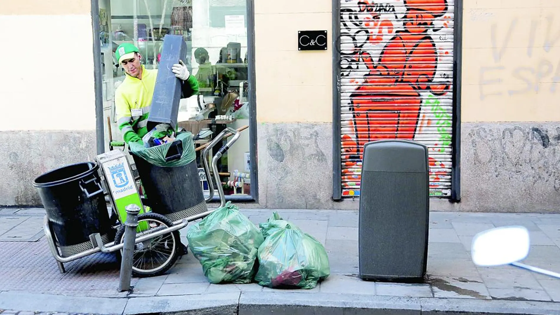 Los inspectores de la basura vigilan que no queden desperdicios fuera de sus contenedores en las calles de la capital