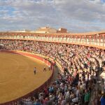 Imagen de la plaza de toros de Ciudad Real, abarrotada de gente