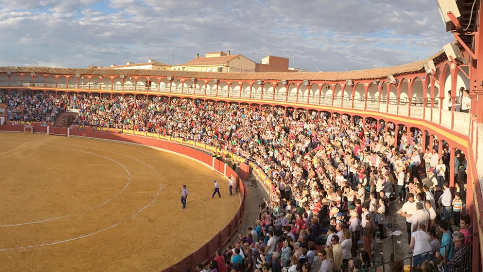 Imagen de la plaza de toros de Ciudad Real, abarrotada de gente