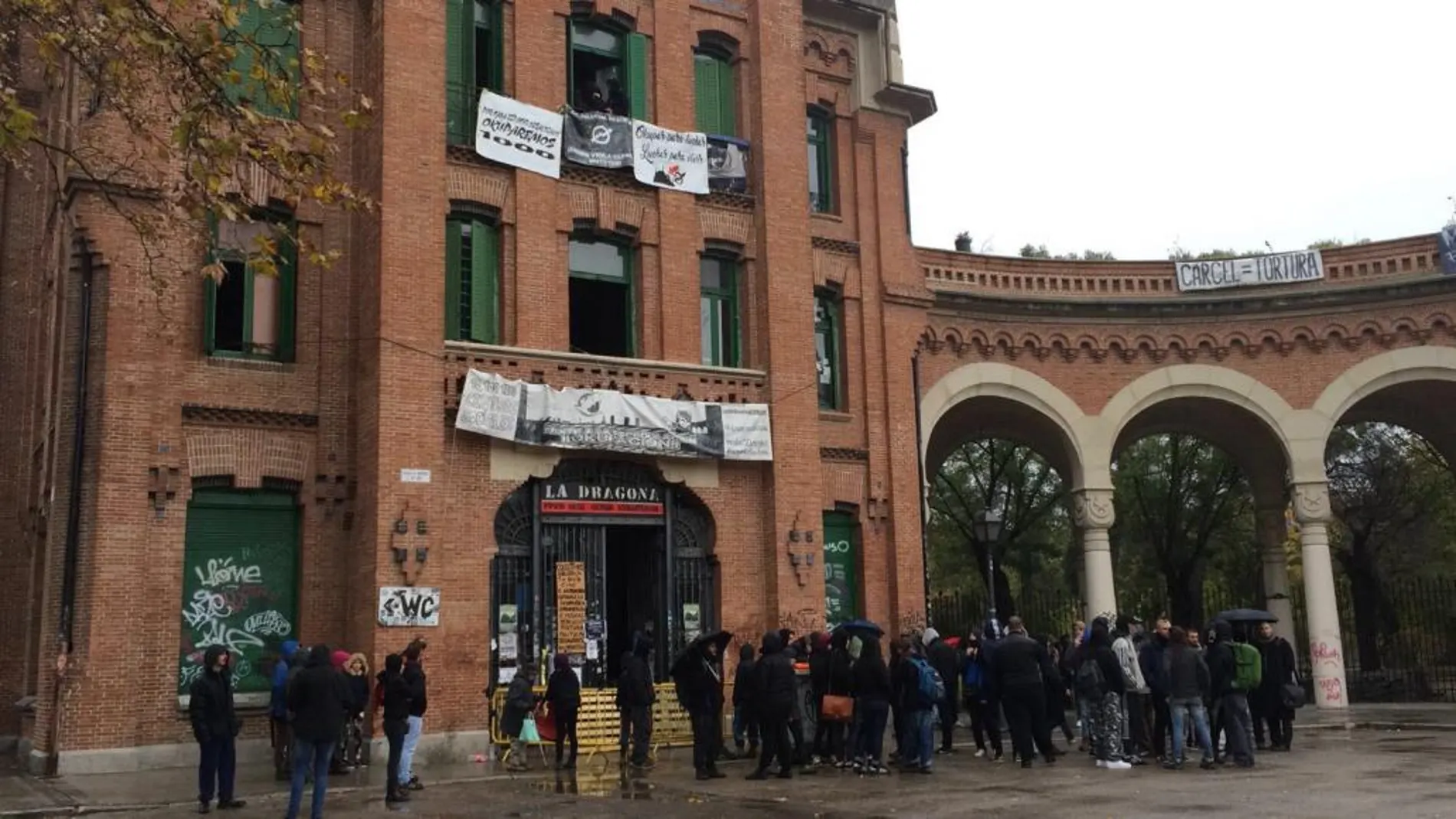 Imagen de los activistas concentrados a las puertas del edificio