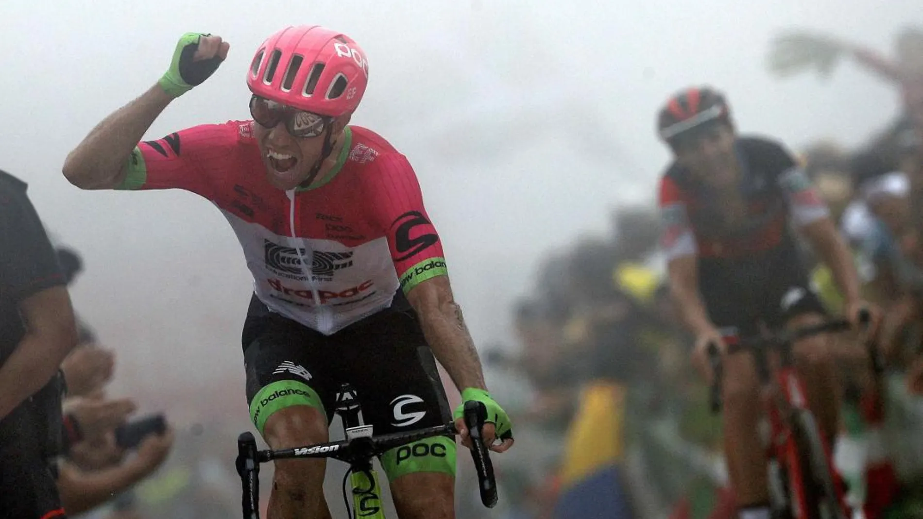 El canadiense Michael Woods (Education First) gana la decimoséptima etapa de la Vuelta disputada entre Getxo y el Monte Oiz (Vizcaya). EFE/Manuel Bruque