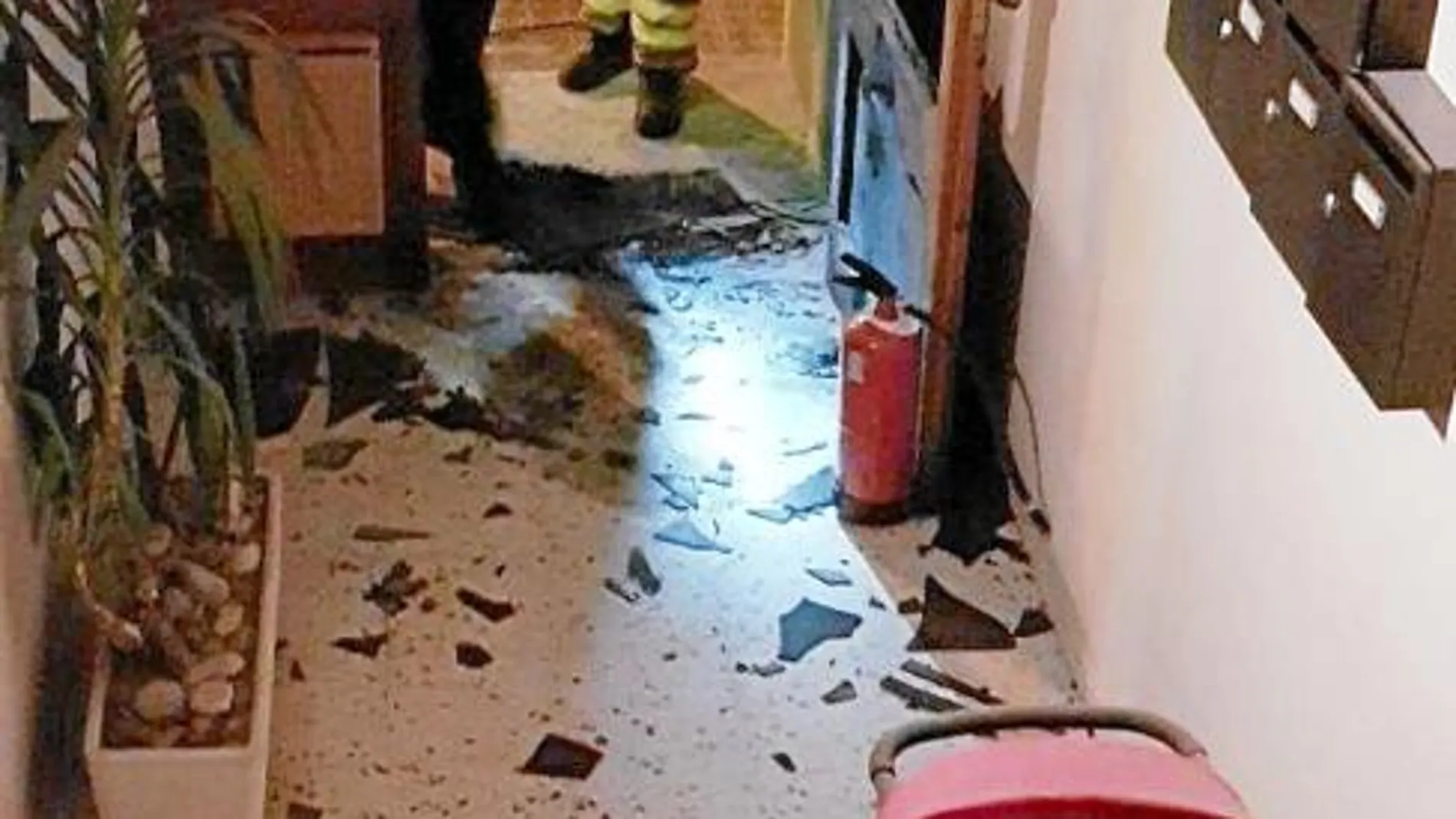 Los bomberos llegan al domicilio quemado por tener una bandera de España