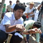 Evo Morales durante el proceso de liberación de cien mil tortugas en el río Iténez