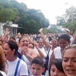 Las mujeres venezolanas celebran su entrada en Colombia, a pesar de haber sufrido agresiones por parte de las Fuerzas de Seguridad de Nicolás Maduro