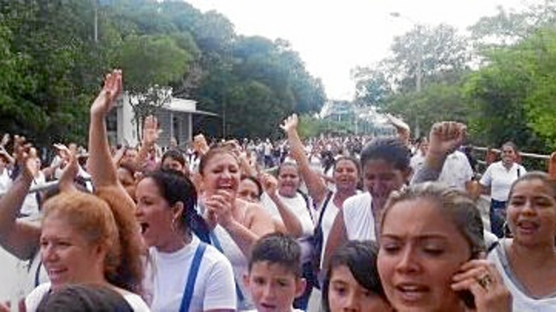 Las mujeres venezolanas celebran su entrada en Colombia, a pesar de haber sufrido agresiones por parte de las Fuerzas de Seguridad de Nicolás Maduro
