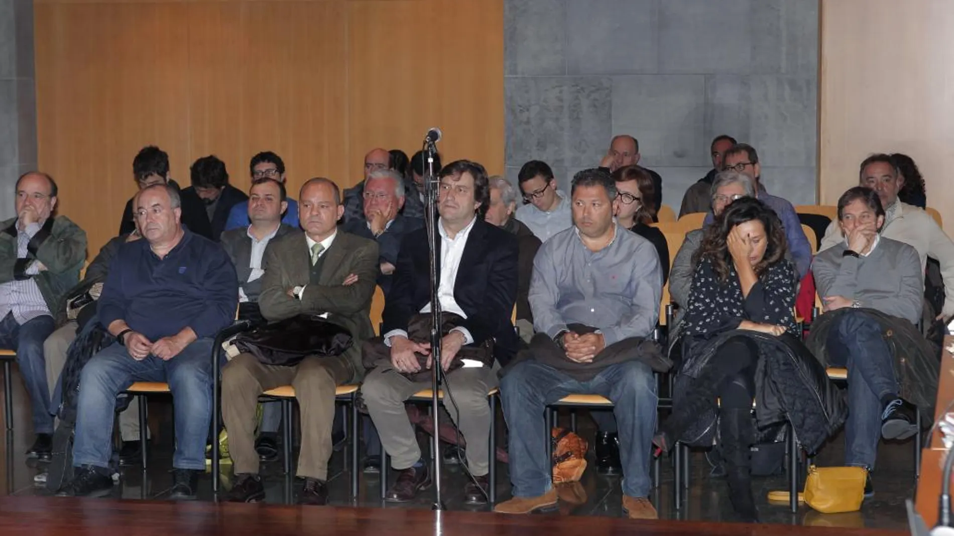 Los 13 procesados del «caso Marea», entre ellos el exconcejero socialista José Luis Iglesias Riopedre, acusados de participar en una trama de adjudicación de contratos públicos.