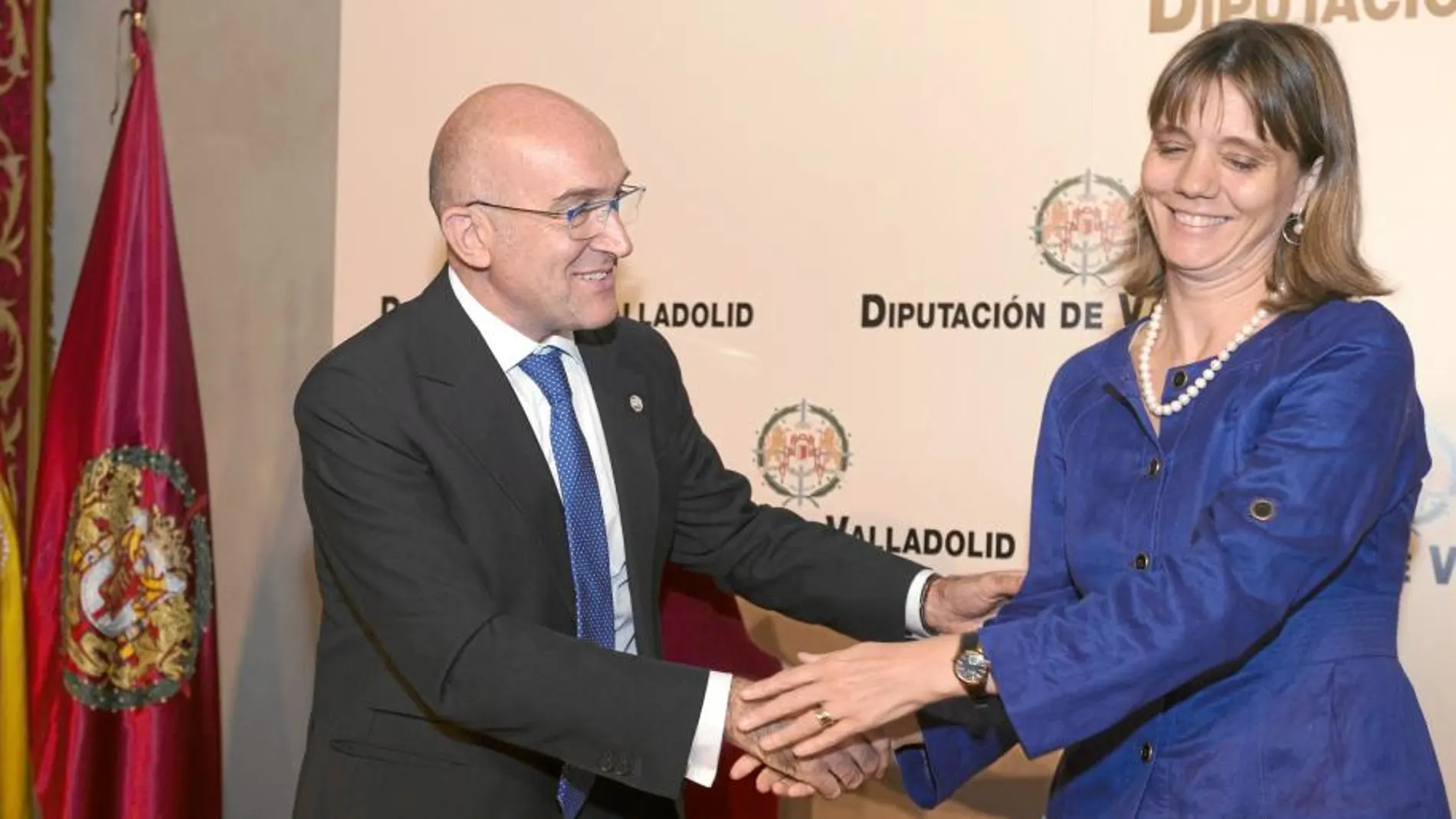 El presidente de la Diputación de Valladolid, Jesús Julio Carnero, y la de la CVE, Ángela de Miguel, suscriben el acuerdo de colaboración