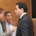 El procurador popular Raúl de la Hoz conversa con el socialista Javier Izquierdo, en presencia de Sanz Vitorio (PP), Pablo Fernández (Podemos), José Ignacio Delgado (Ciudadanos) y Luis Mariano Santos (UPL), tras la reunión de la comisión de investigación de la supuesta trama eólica