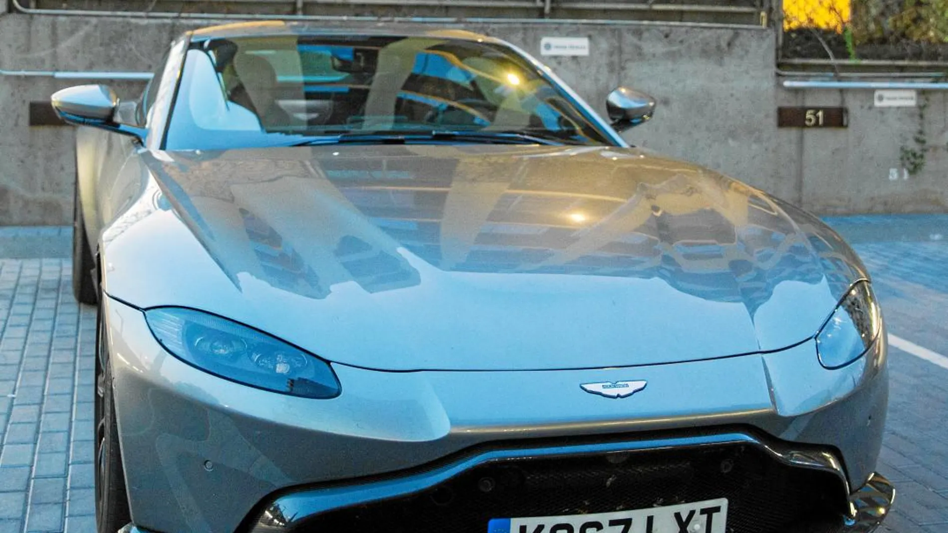 La vista frontal del Vantage es espectacular, en la línea de los Aston Martin más agresivos y, a la vez, más elegante entre los deportivos de altas prestaciones