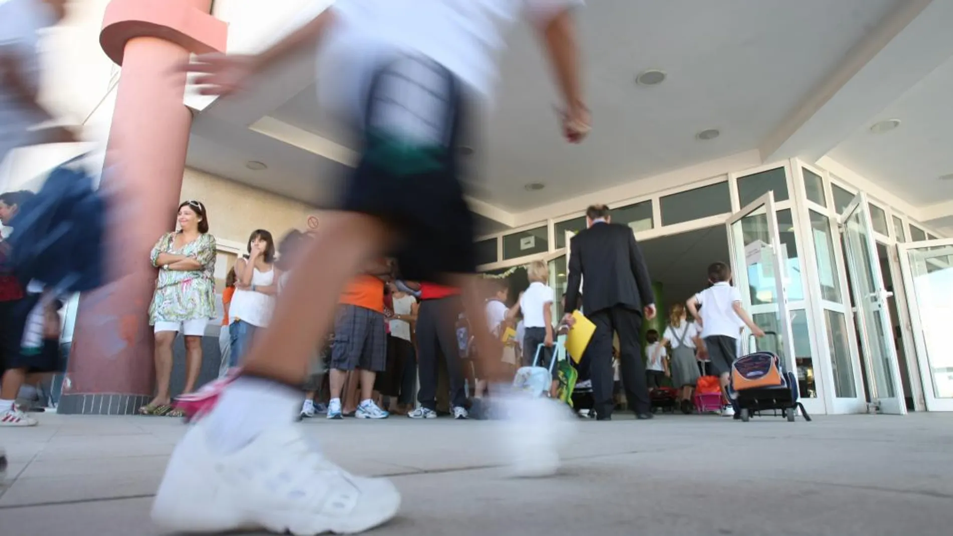 Niños entrando a clase en el primer día de colegio / C. Pastrano