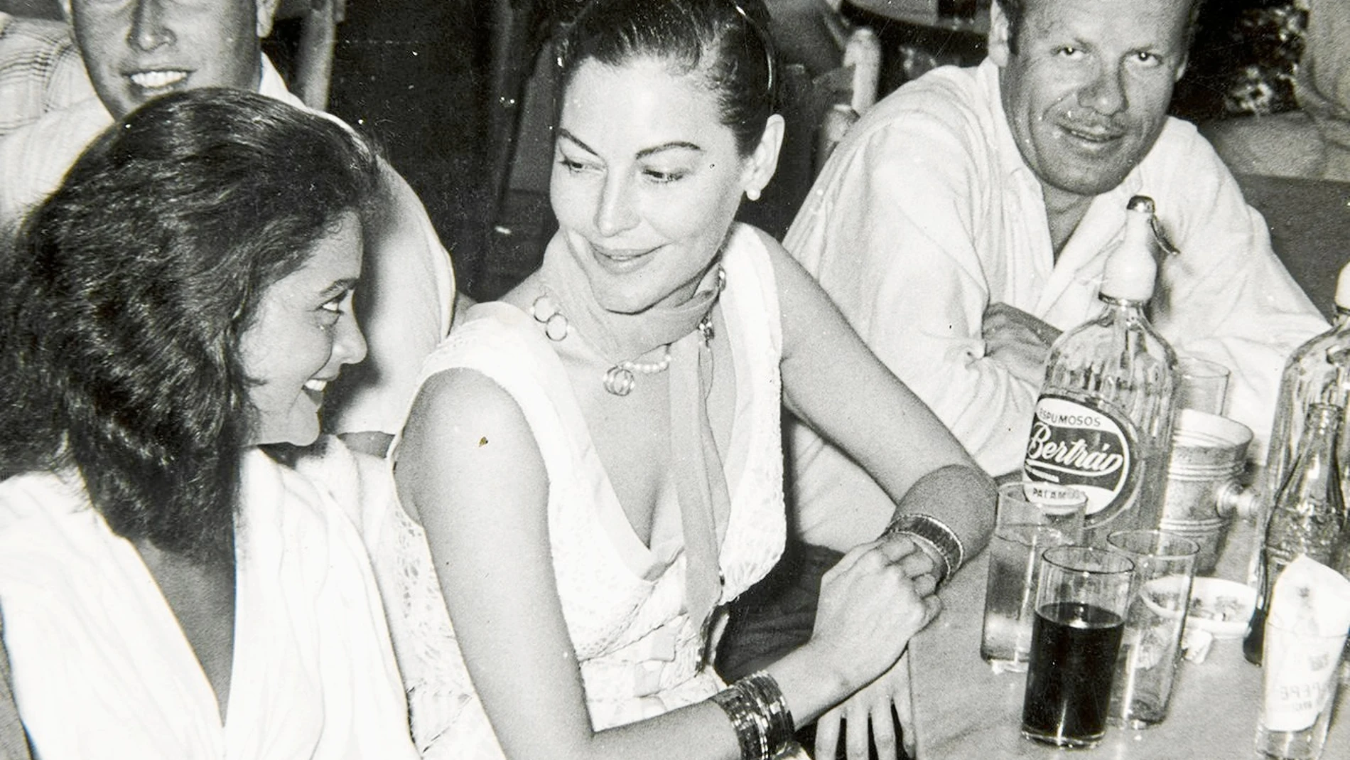 Ava Gardner de fiesta con la joven bailaora la Chunga