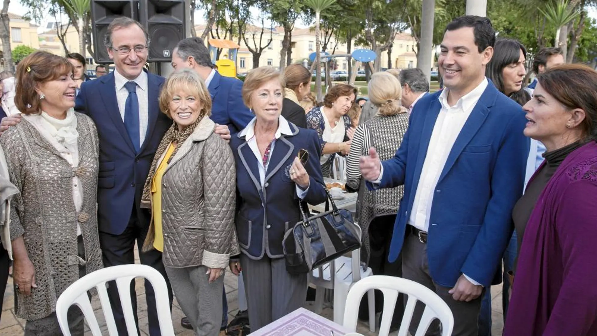 La presencia de los ministros en Andalucía se multiplica. El titular de Sanidad, Alfonso Alonso, estuvo con asociaciones de mujeres en Tomares (Sevilla)