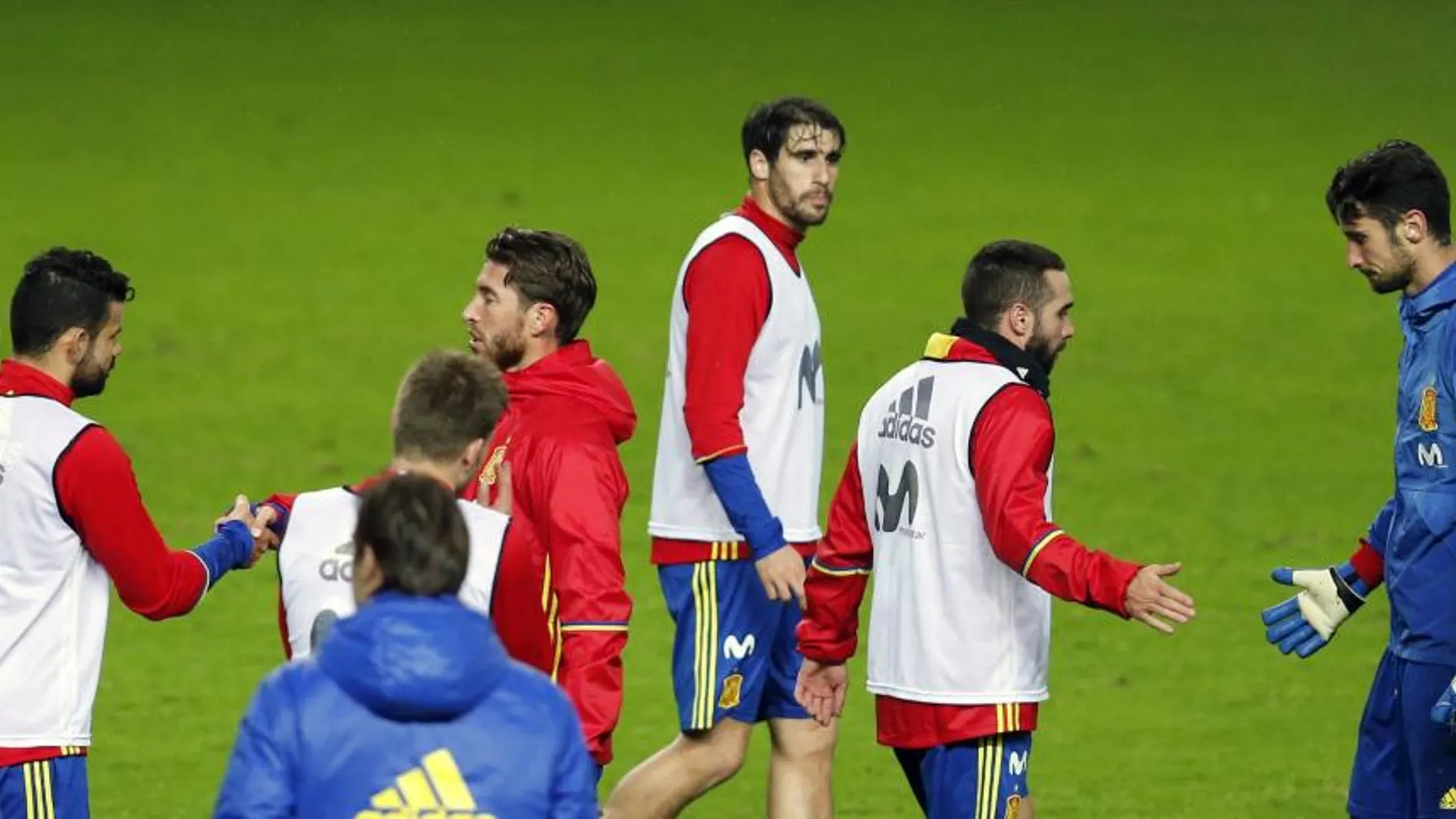 Los jugadores de la selección española Sergio Ramos y Diego Costa; y Dani Carvajal y Sergio Rico, se saludan durante el entrenamiento en el estadio El Molinón