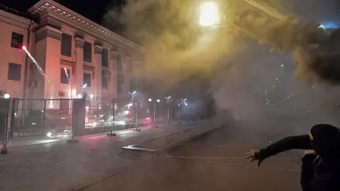 La Embajada rusa en Kiev durante un ataque en el pasado