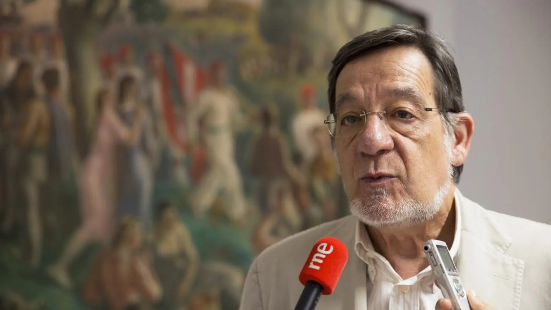El presidente de la Junta Electoral del País Vasco, Juan Luis Ibarra, atiende a los medios.