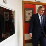 El portavoz del Gobierno, Íñigo Méndez de Vigo, antes de la rueda de prensa ofrecida hoy en el Palacio de la Moncloa tras la reunión del Consejo de Ministros