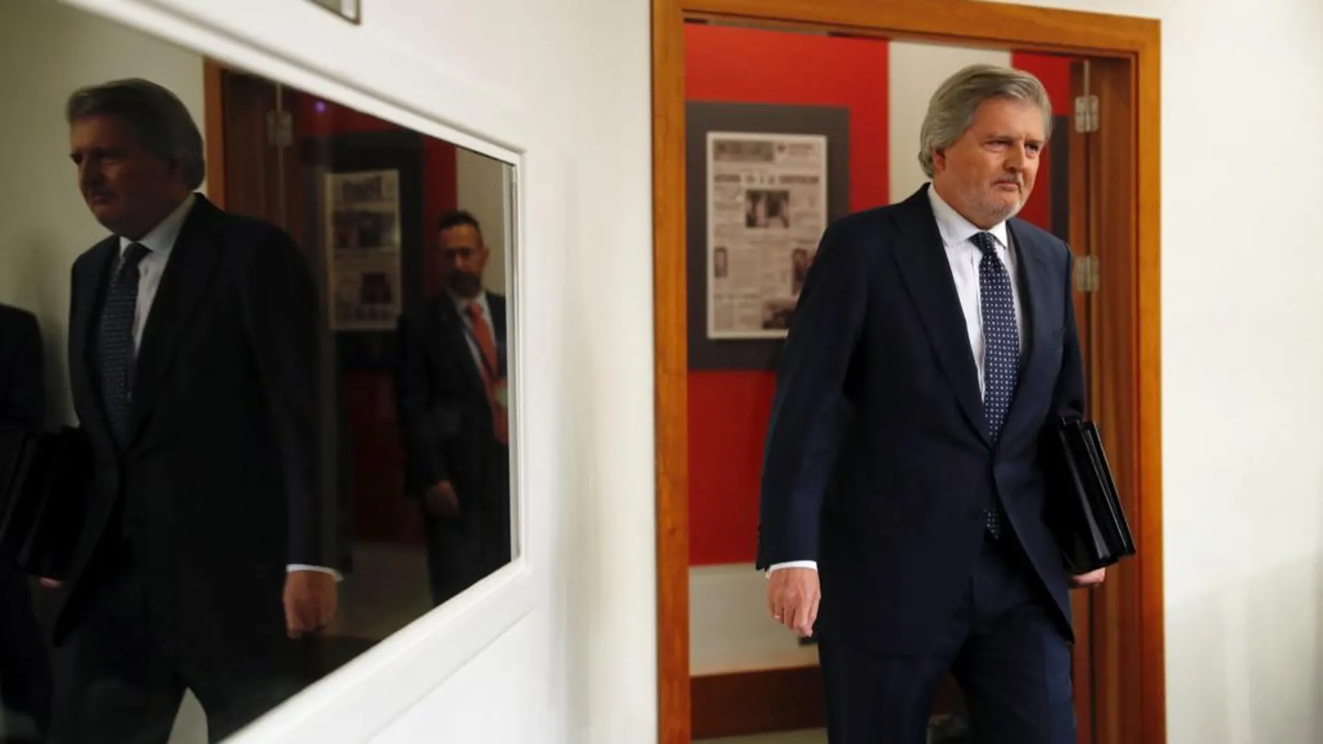 El portavoz del Gobierno, Íñigo Méndez de Vigo, antes de la rueda de prensa ofrecida hoy en el Palacio de la Moncloa tras la reunión del Consejo de Ministros