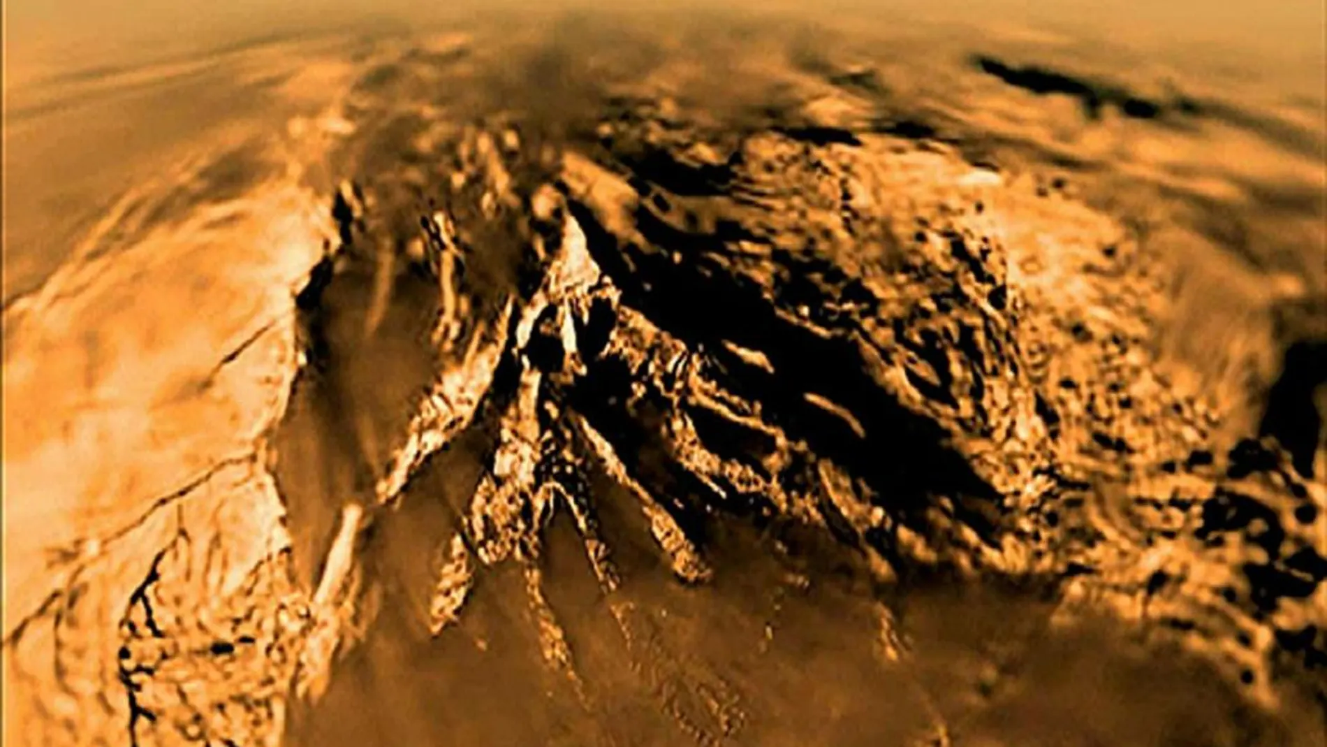 Superficie de Titán, en una imagen tomada por la sonda Huygens de la ESA, en 2005
