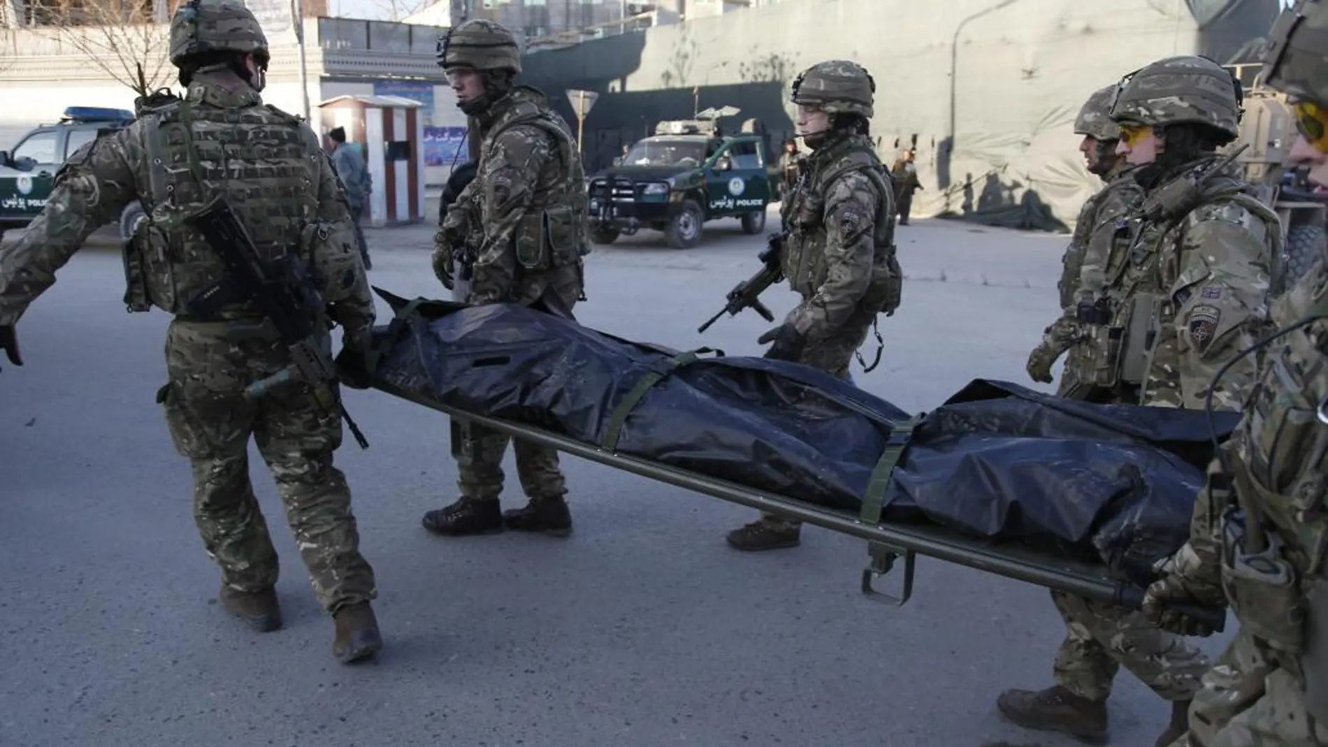 Soldados británicos sacan uno de los cadáveres de la embajada española en Kabul.