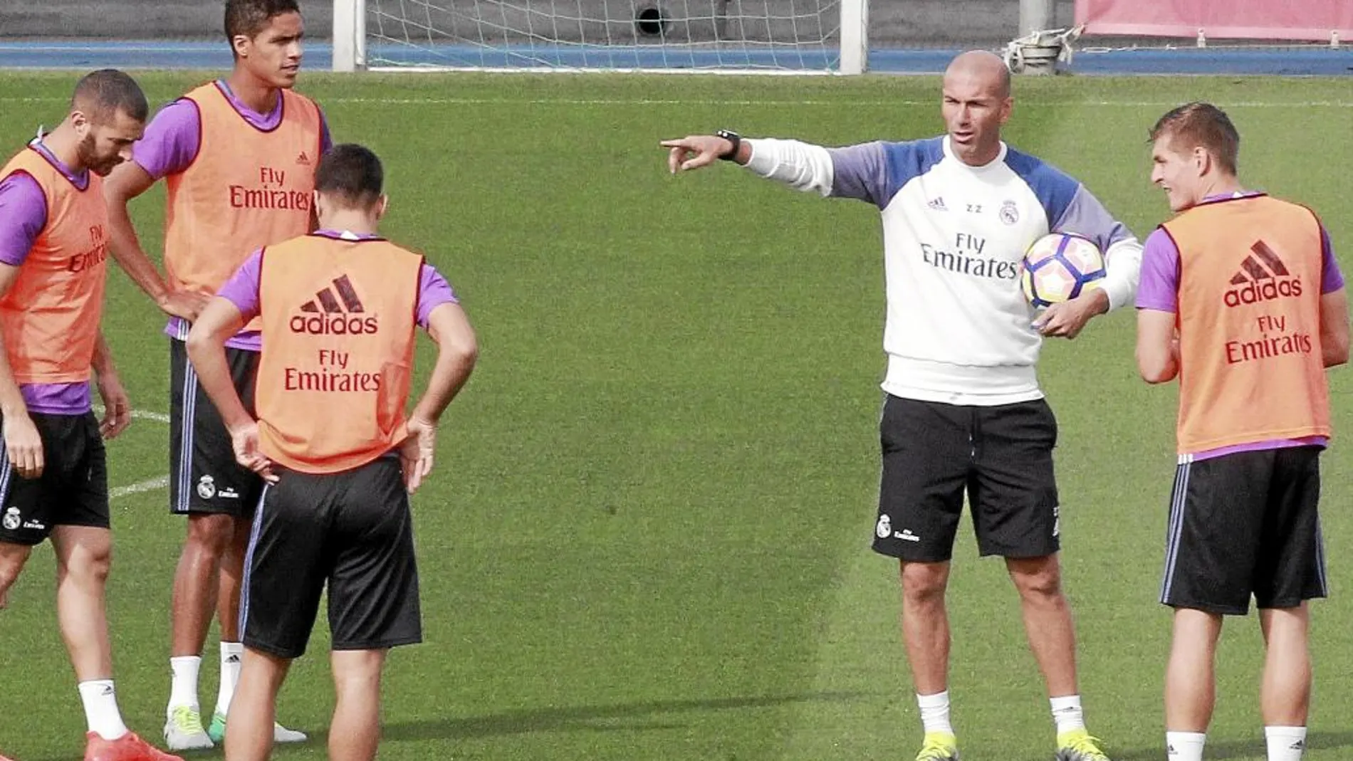 Zizou conectó con el vestuario desde el principio, pero también sabe tener mano dura cuando la situación y el rendimiento lo exigen
