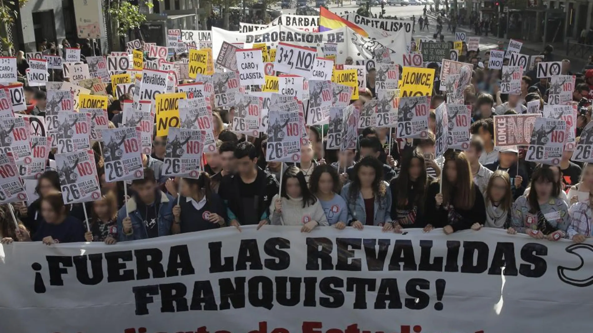 Varios jóvenes durante la marcha estudiantil convocada en Madrid por la Plataforma Regional por la Escuela Pública