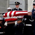 El féretro de Bush a la salida del Capitolio/Foto. AP
