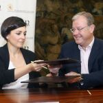 Margarita Serna y Antonio Silván firma un nuevo convenio que beneficiará a los jóvenes leoneses