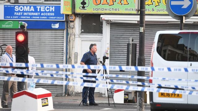 Un Policía forense trabaja en el lugar del atropello