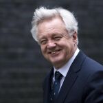 El ministro para la salida británica de la Unión Europea (UE), David Davis, llega al número 10 de Downing Street.