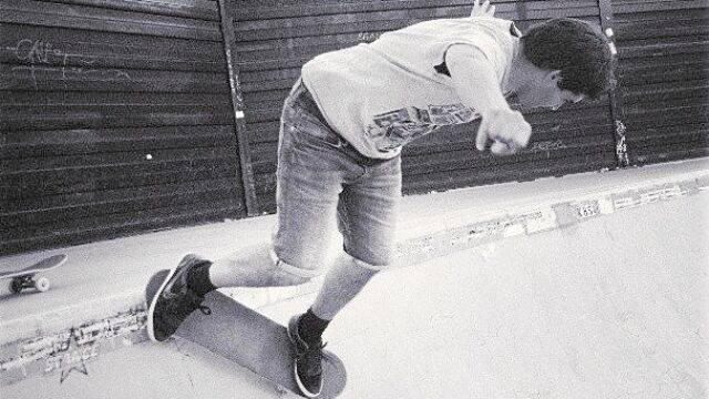 Un enamorado del «skate». Ignacio con su monopatín en una de las imágenes cedidas por su familia