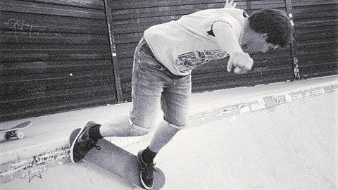 Un enamorado del «skate». Ignacio con su monopatín en una de las imágenes cedidas por su familia