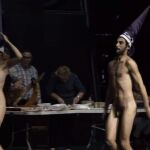 Los actores desnudos y con capirotes de nazareno