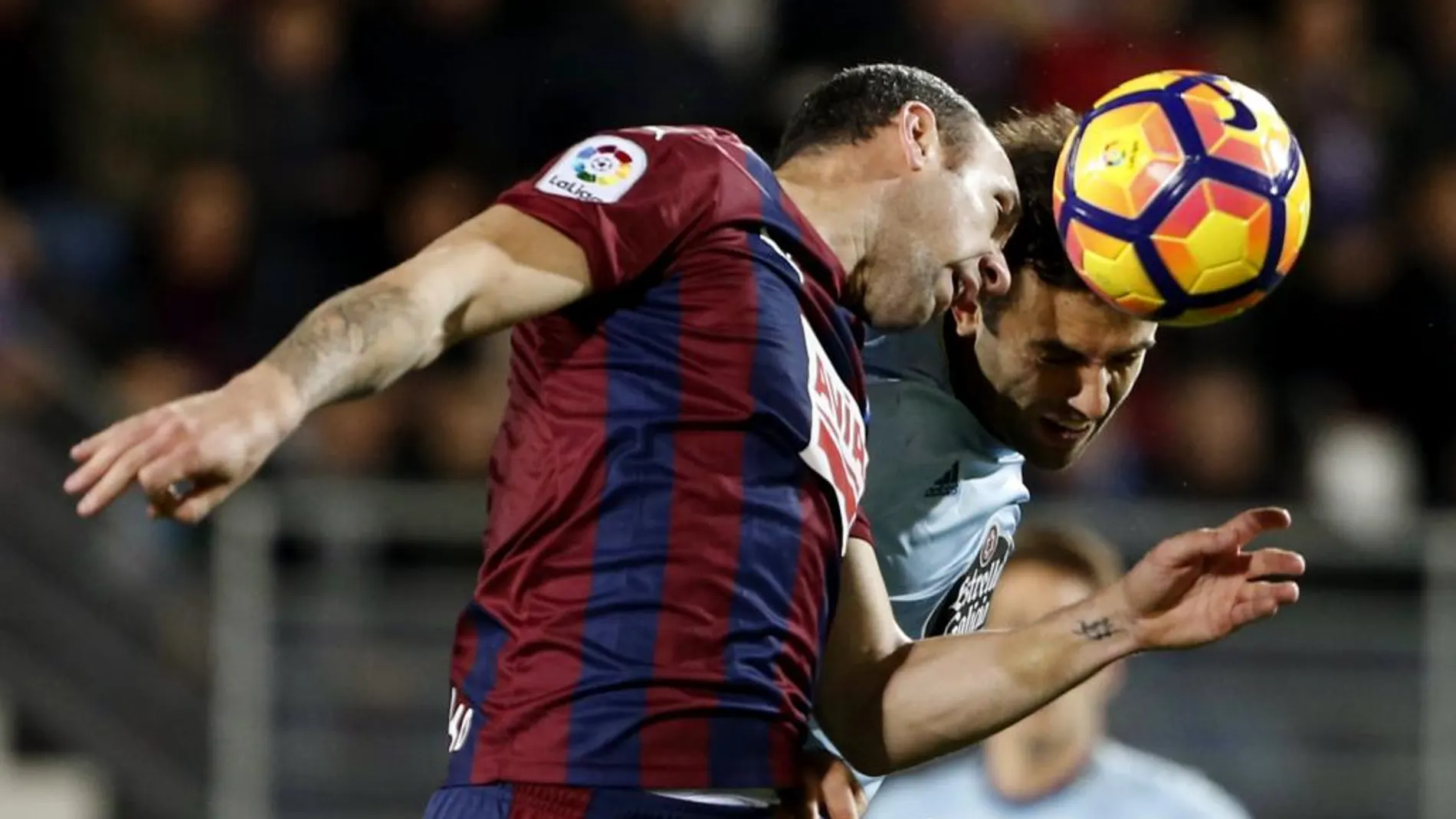 El defensa del Eibar Iván Ramis disputa un balón aéreo con el delantero italiano del Celta de Vigo Giuseppe Rossi