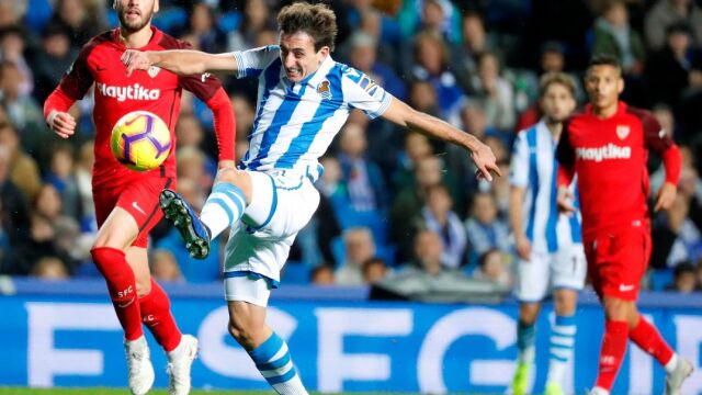 El delantero de la Real Sociedad Mikel Oyarzábal intenta un lanzamiento ante el defensa del Sevilla Sergi Gómez, durante el partido / Foto. Efe