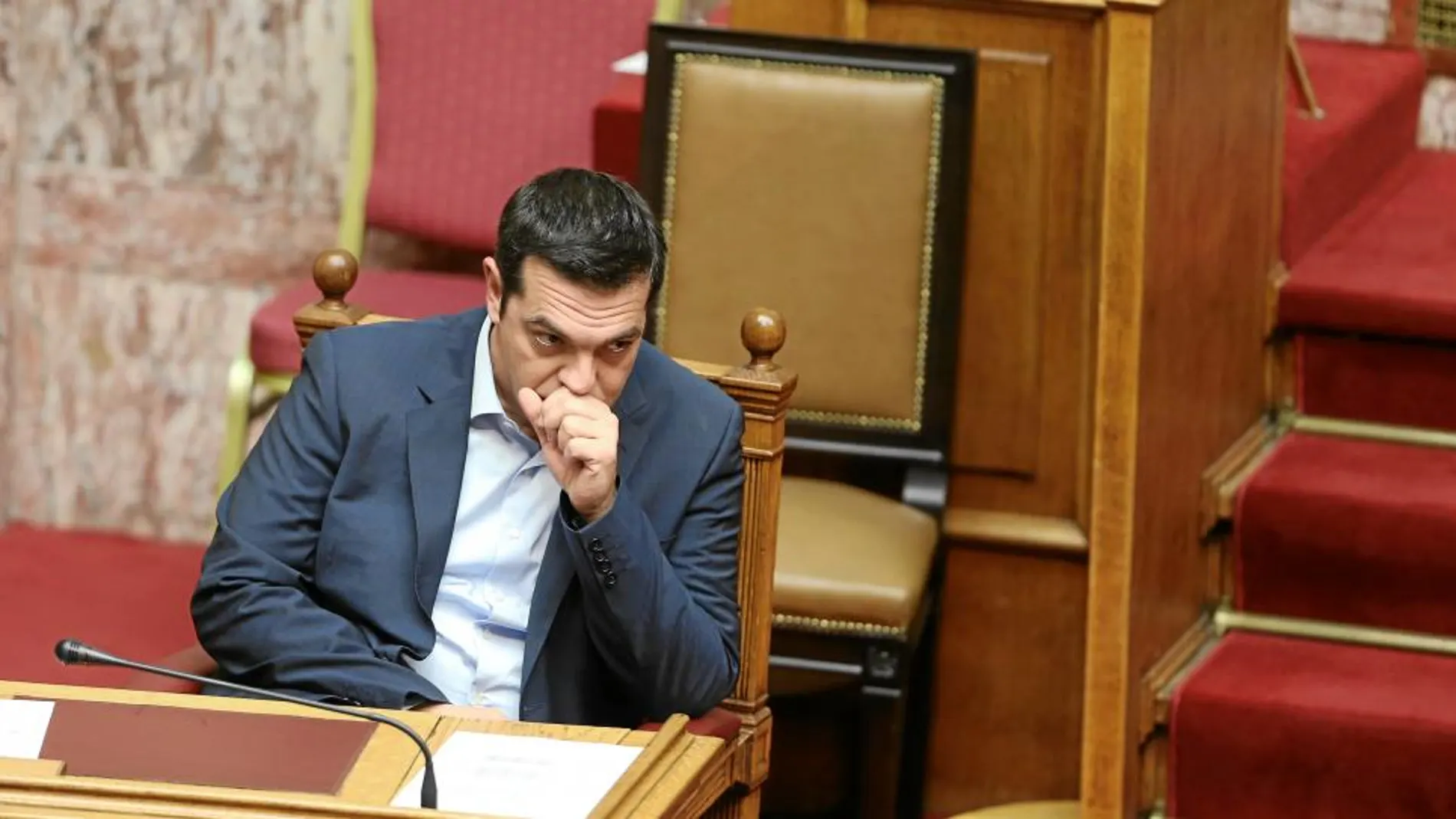 El primer ministro griego, Alexis Tsipras, asiste a la sesión de ayer del Parlamento