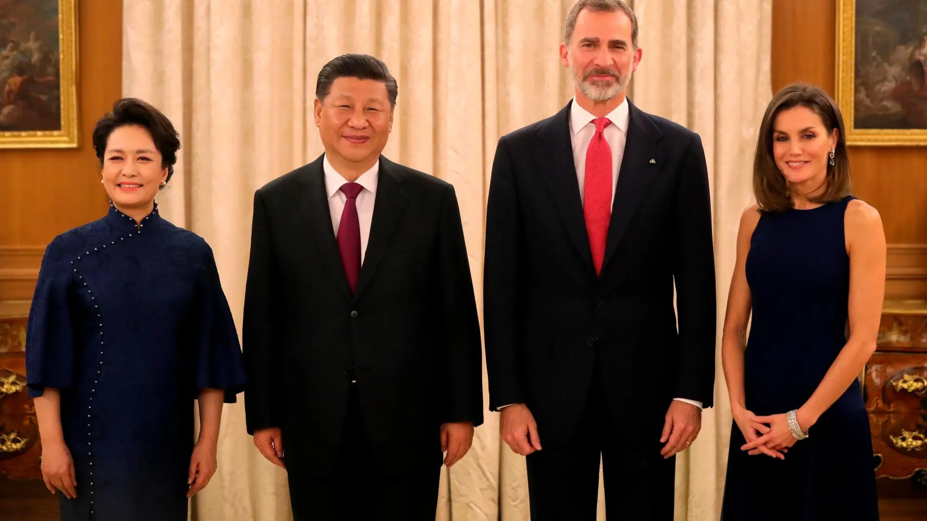 El Rey Felipe, acompañado por la Reina Letizia, y el presidente de China, Xi Jinping, junto a su mujer Peng Liyuan, en el Palacio de la Zarzuela / Foto: Efe