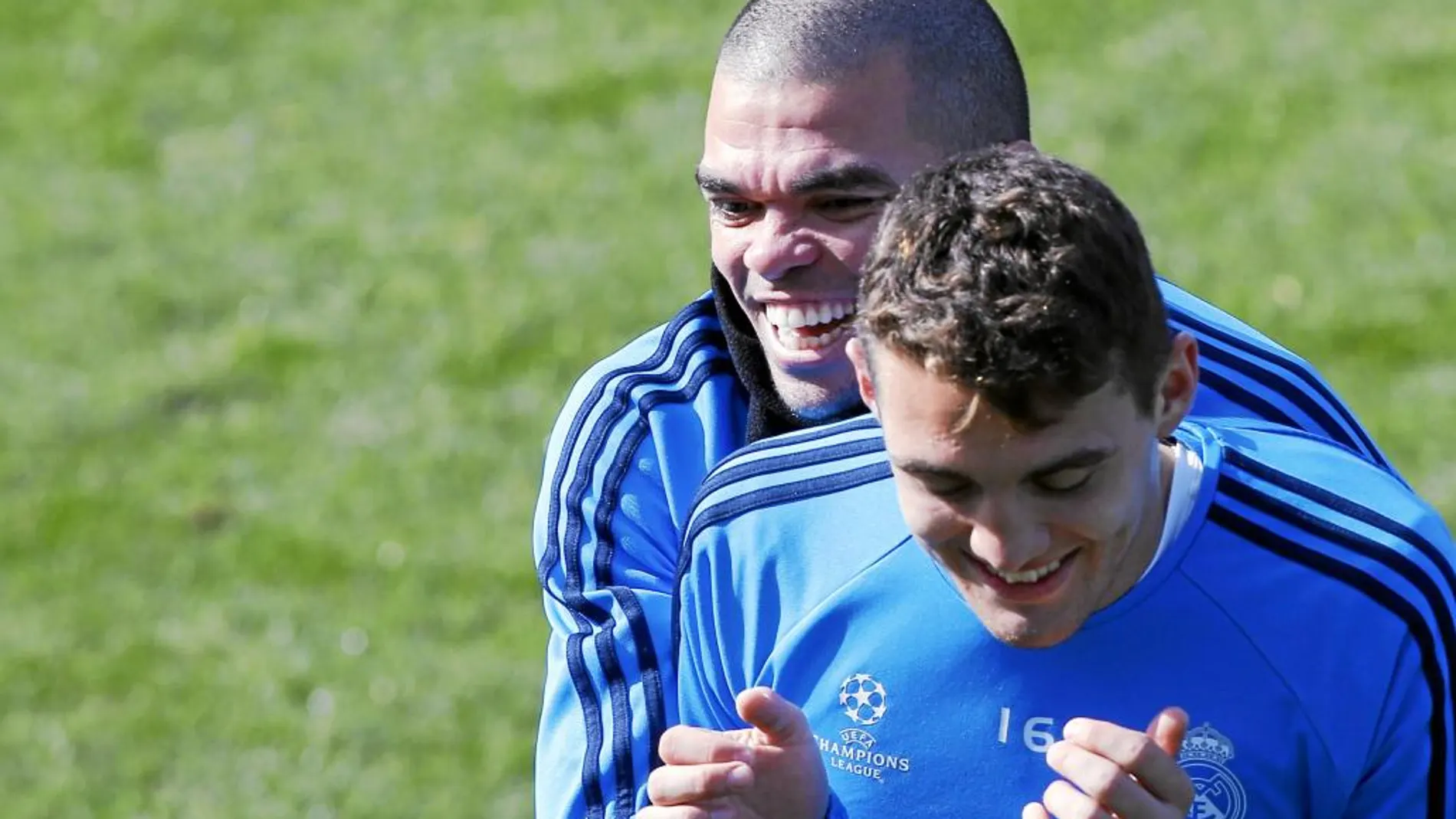 Pepe bromea ayer con Kovacic, antes del choque de hoy contra la Roma. Puede ser titular