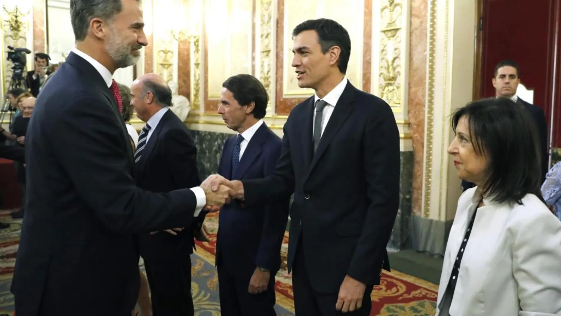 El Rey saluda al secretario general del PSOE, Pedro Sánchez