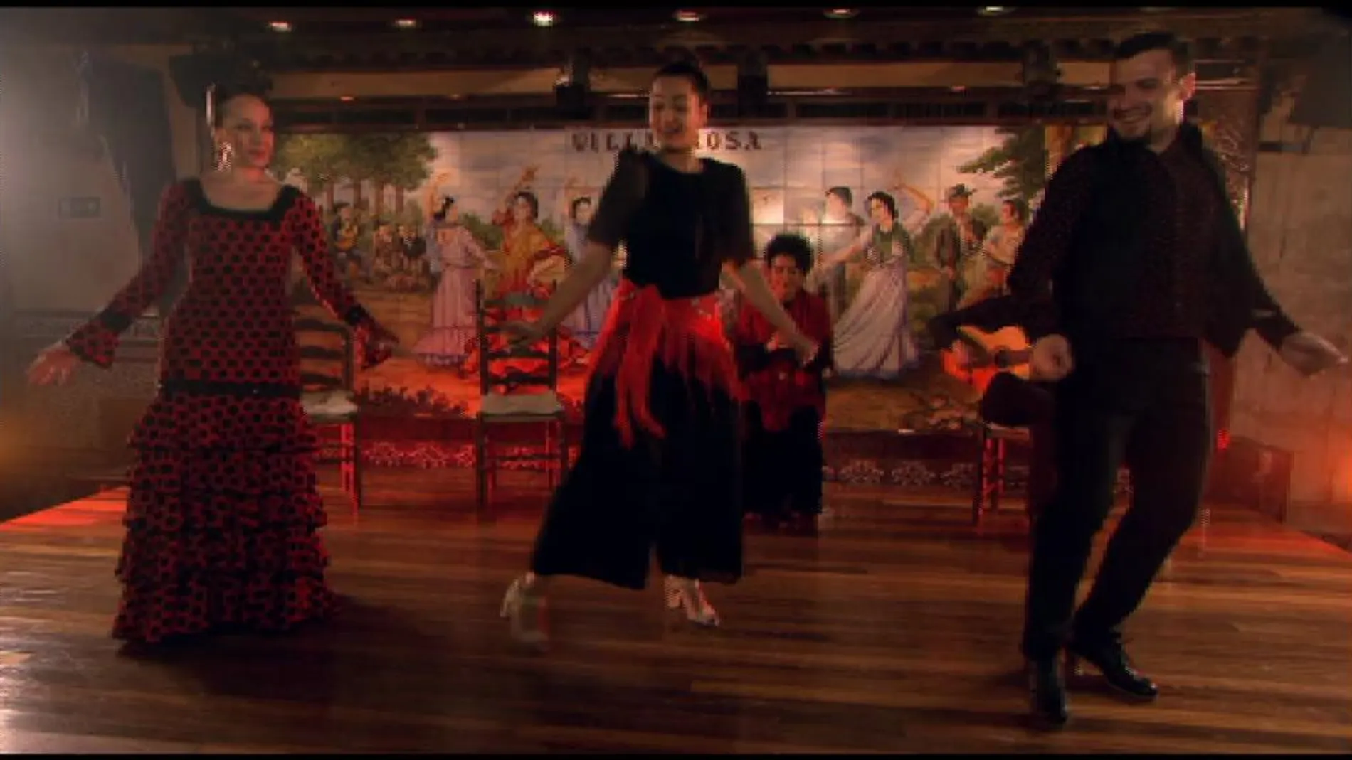 Bollywood se ha puesto castizo y flamenco. Todo este tablao para promocionar los Oscar de la India.