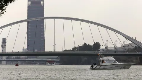 El barco de la Armada "Escandallo"equipado con un potente sonar, se ha sumado a las tareas de búsqueda de los restos de Marta del Castillo.