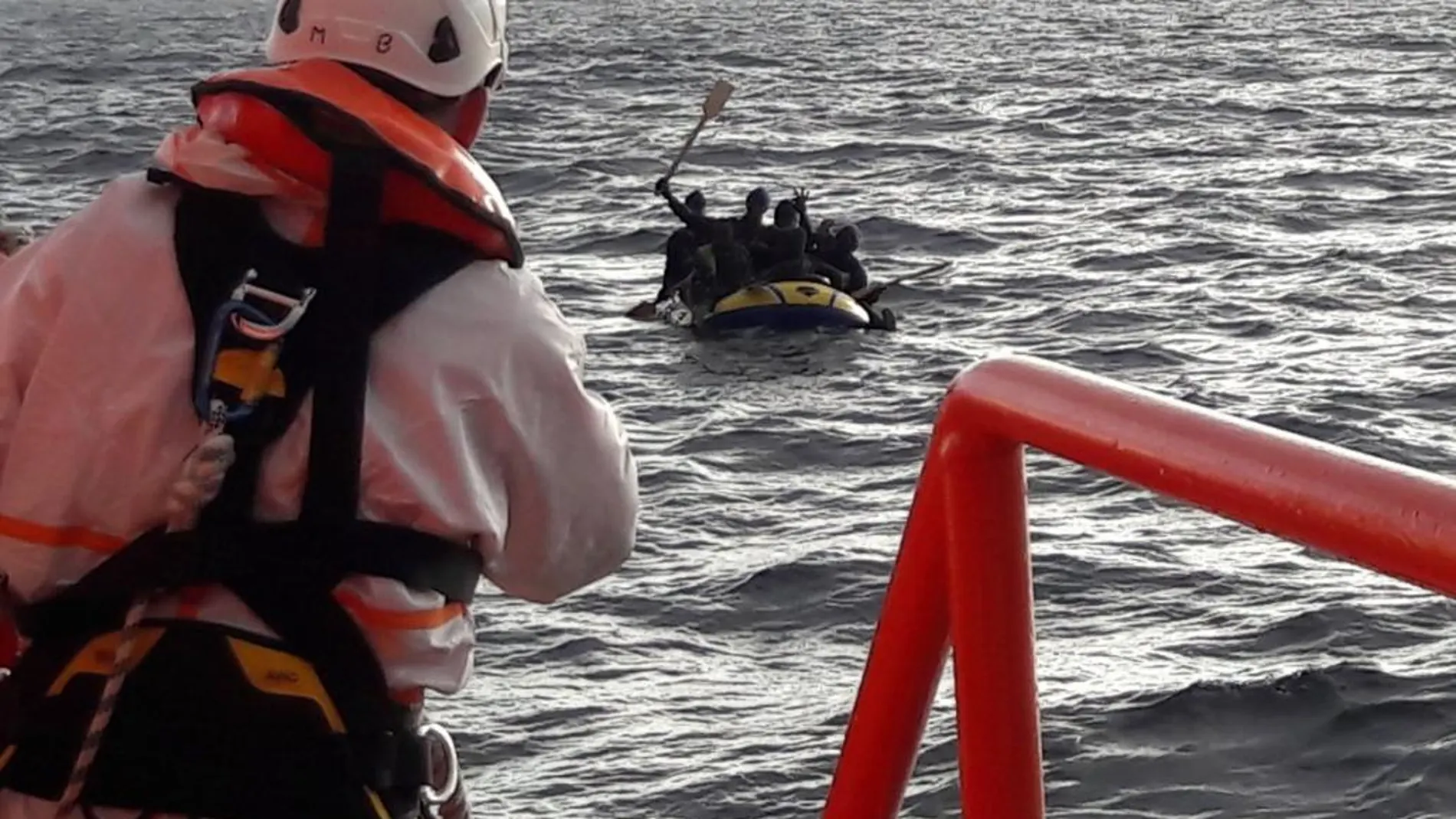 Imagen de un rescate de inmigrantes de Salvamento Marítimo