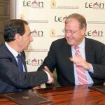 Silván y José Luis Blanco, tras firmar el acuerdo, ayer en León