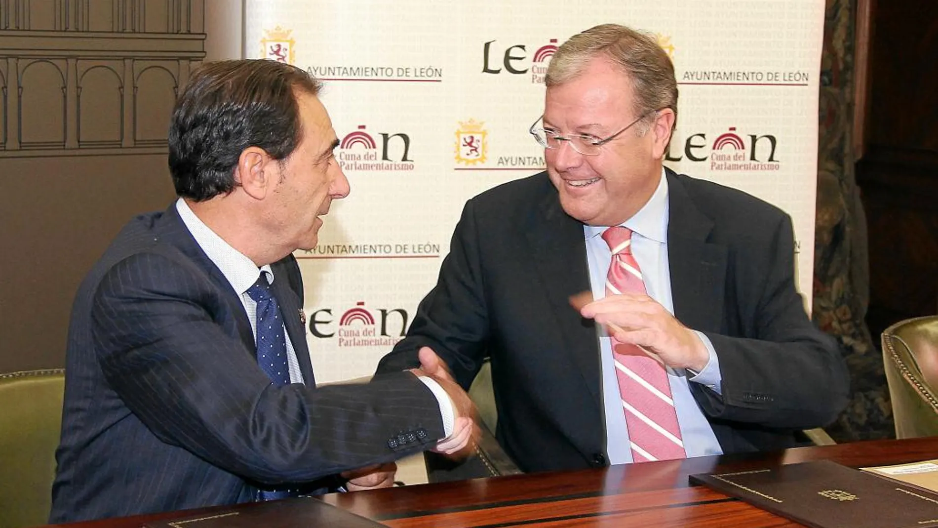 Silván y José Luis Blanco, tras firmar el acuerdo, ayer en León