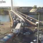 La concatenación de tres accidentes deja hasta 8 kilómetros de atasco en los accesos desde Huelva y la SE-30