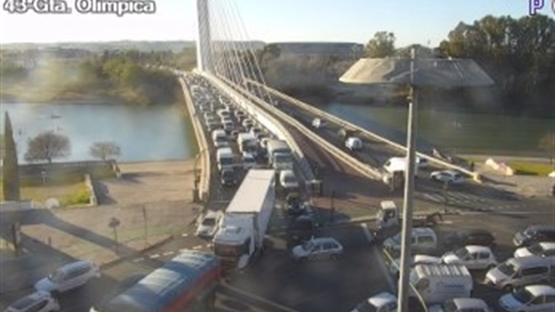 La concatenación de tres accidentes deja hasta 8 kilómetros de atasco en los accesos desde Huelva y la SE-30