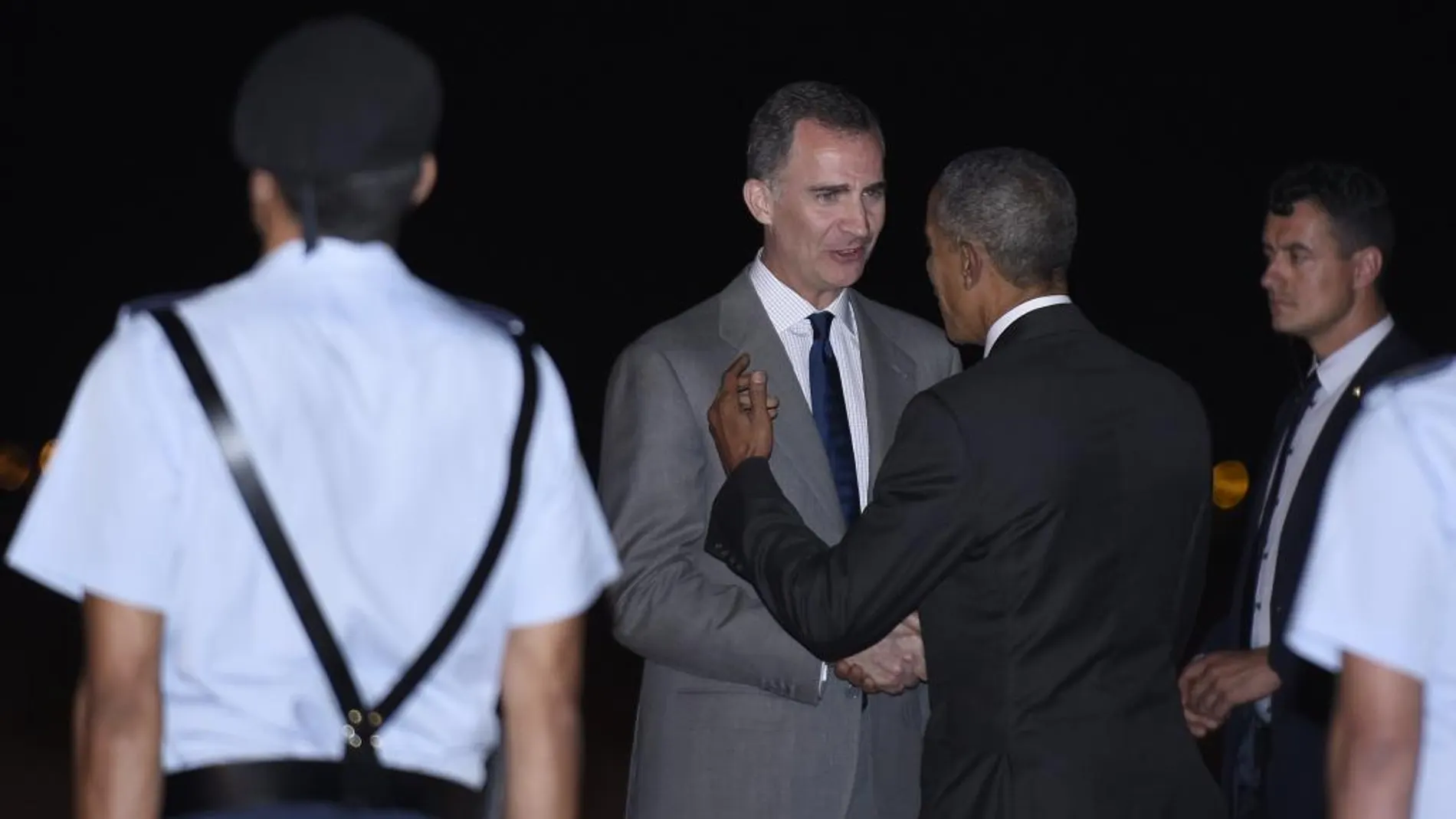Barack Obama conversa con Felipe VI