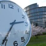 Un reloj frente al Parlamento Europeo / Efe